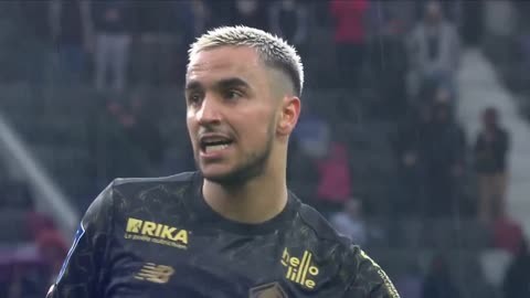 三连冠！上海海港加冕2025赛季中超冠军，摘下队史中超第四星