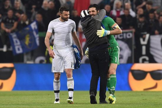 TA：范德芬的速度和力量令人难以置信；西蒙斯表现堪称完美