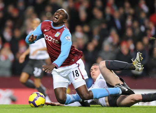 两位体坛巨星会面，樊振东欢乐开怀非常松驰，齐达内眼中充满欣赏