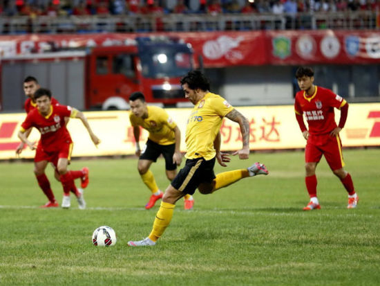 比赛结束后球员激动落泪