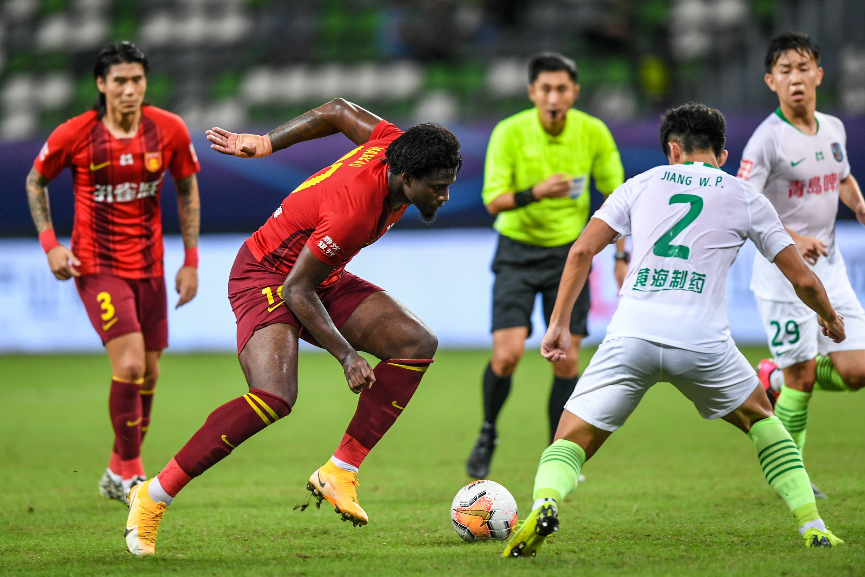 女足欧冠淘汰赛抽签：皇马若晋级将战巴萨，阿森纳若晋级战切尔西（女足欧冠淘汰赛签位：皇马晋级遇巴萨，阿森纳过关碰切尔西）